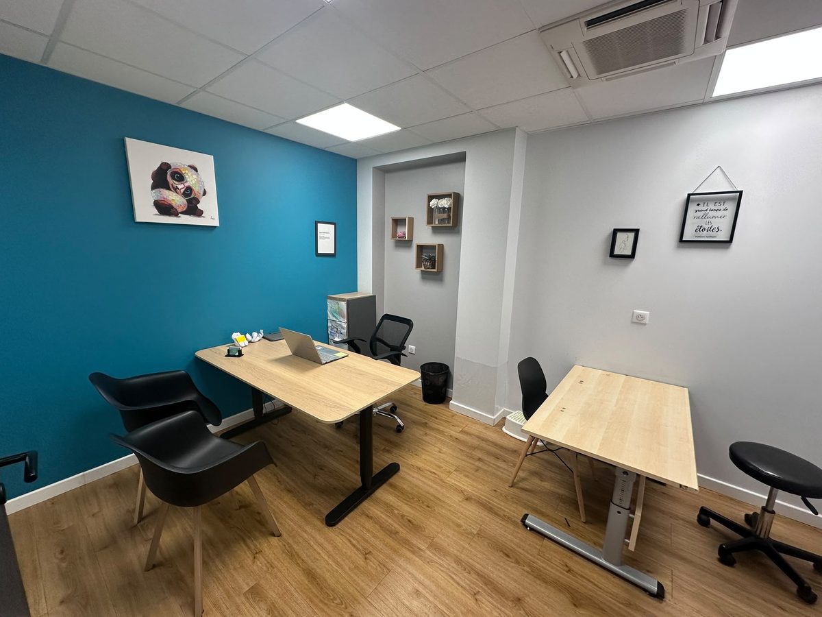 Bureau de consultation avec table réglable en hauteur et espace de travail