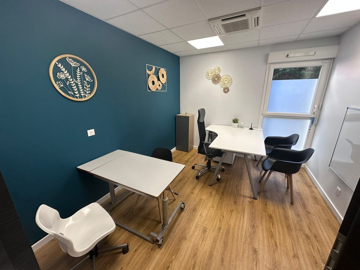 Bureau de consultation lumineux avec plan de travail inclinable