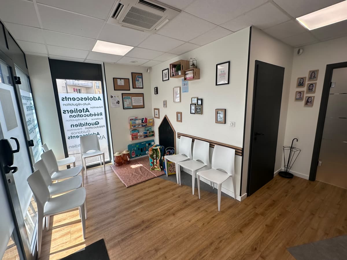 Salle d'attente avec coin lecture pour les enfants