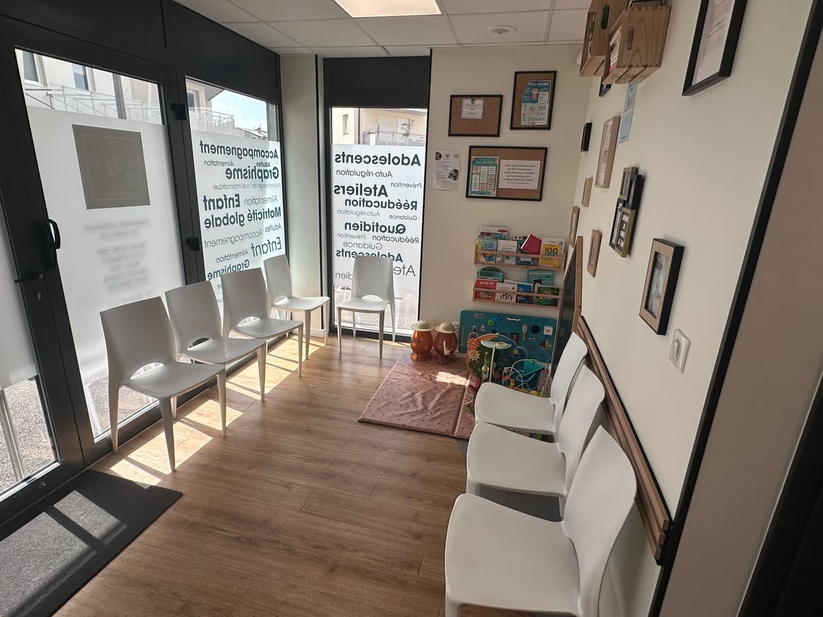 Salle d'attente, coin jeux et accès aux bureaux