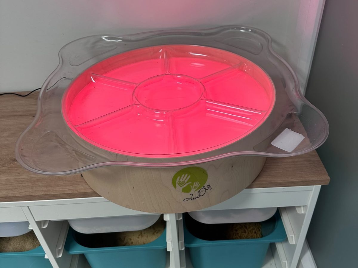Table lumineuse sensorielle installée dans la salle d'intégration neurosensorielle