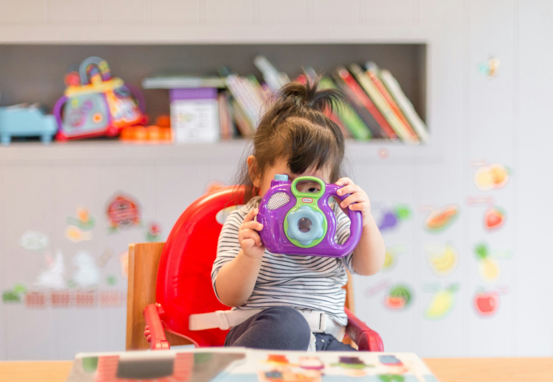 Enfant avec jeux structurés